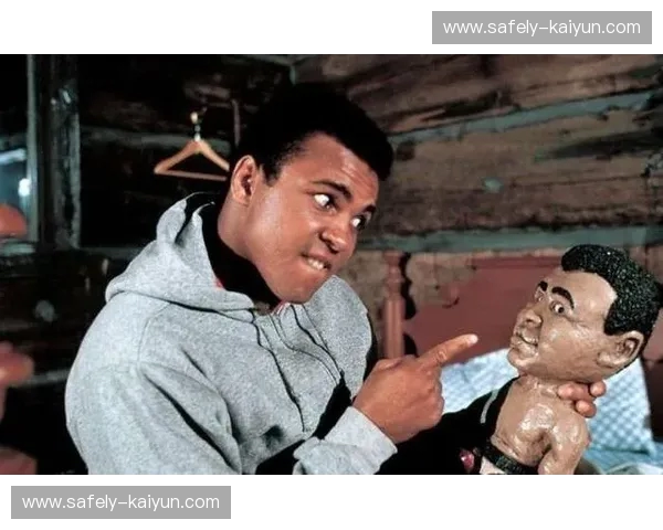 世纪之战:肯诺顿的坚韧传奇与阿里不朽的拳坛荣耀